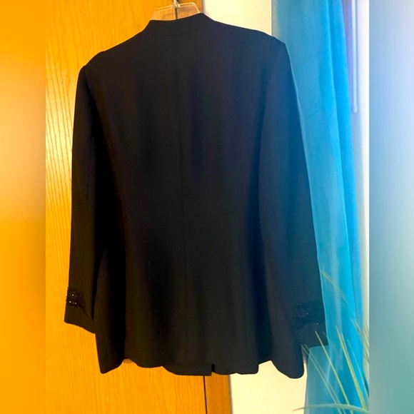 Moshita contour woman’s embleshed suit set - Picture 2 of 13